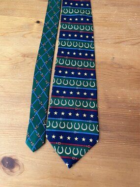 Tommy Hilfiger mens tie Silk Handmade in USA Green Yellow Horseshoes Stripes